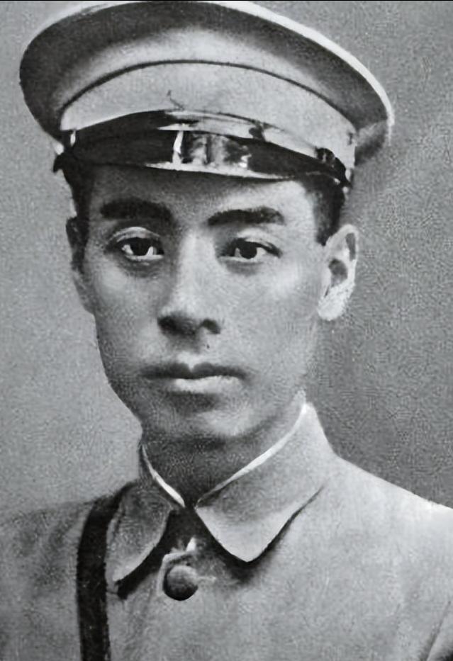 1927年，国军团长鲍靖中私放被捕的周恩来。两人刚走到大门口，正撞上蒋介石心腹酆