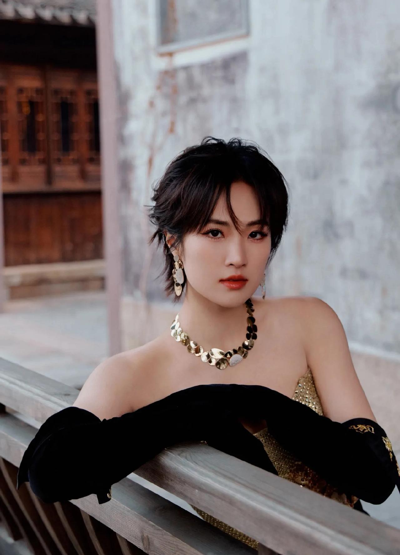 大家别再羡慕姚安娜了，我们永远也成不了他，原因很简单，那就是爸爸是任正非华为“二