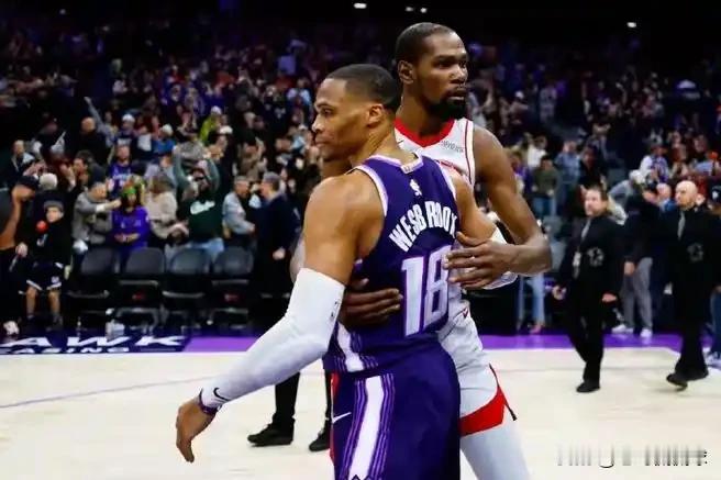 火箭当家球星杜兰特真是太虚情假意了！最近杜兰特在参加的一个节目中，聊到了自己在职