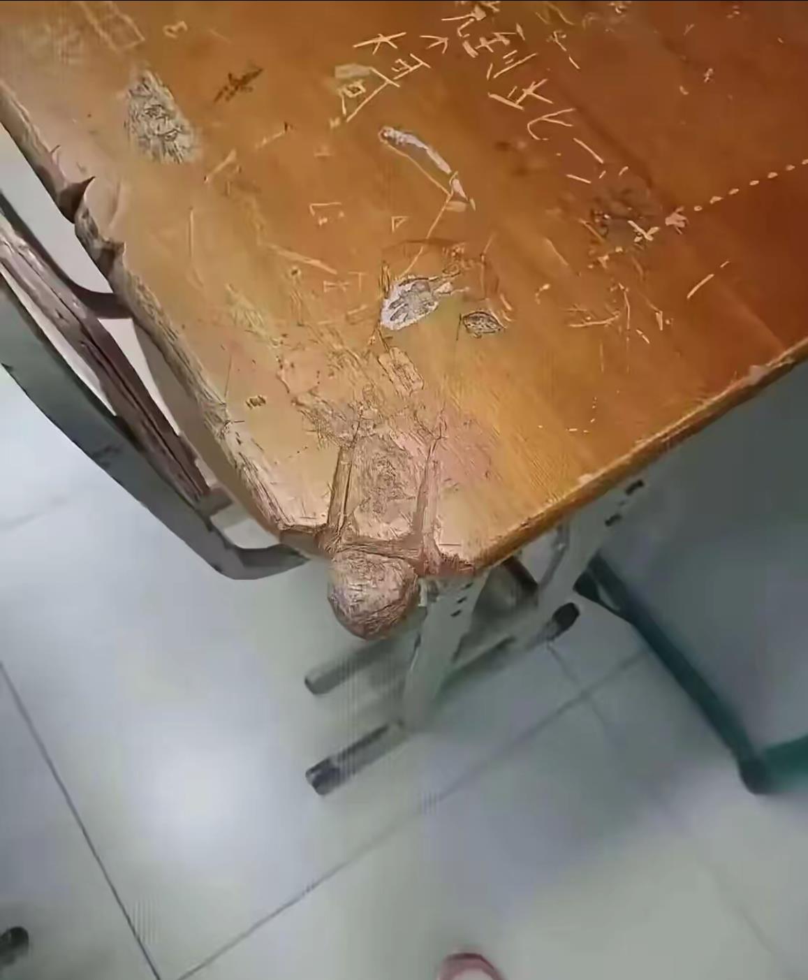 现在的学生不好好学习就喜欢刻桌子
