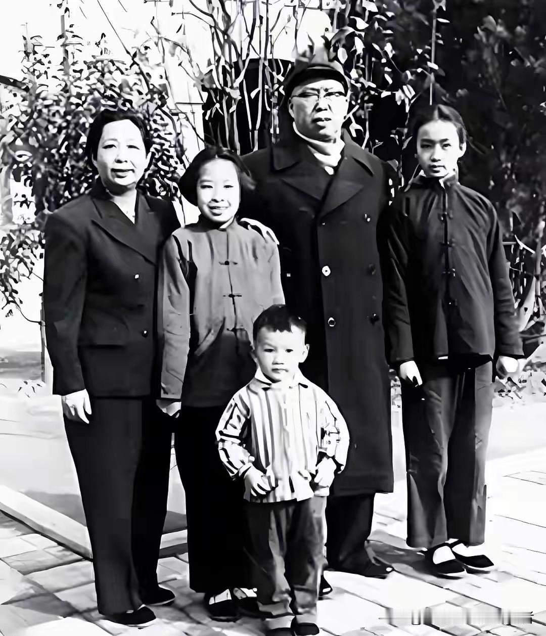 罗荣桓临终只留一句话：这遗产，比黄金贵万倍不止！1963年北京医院的病房里，尿