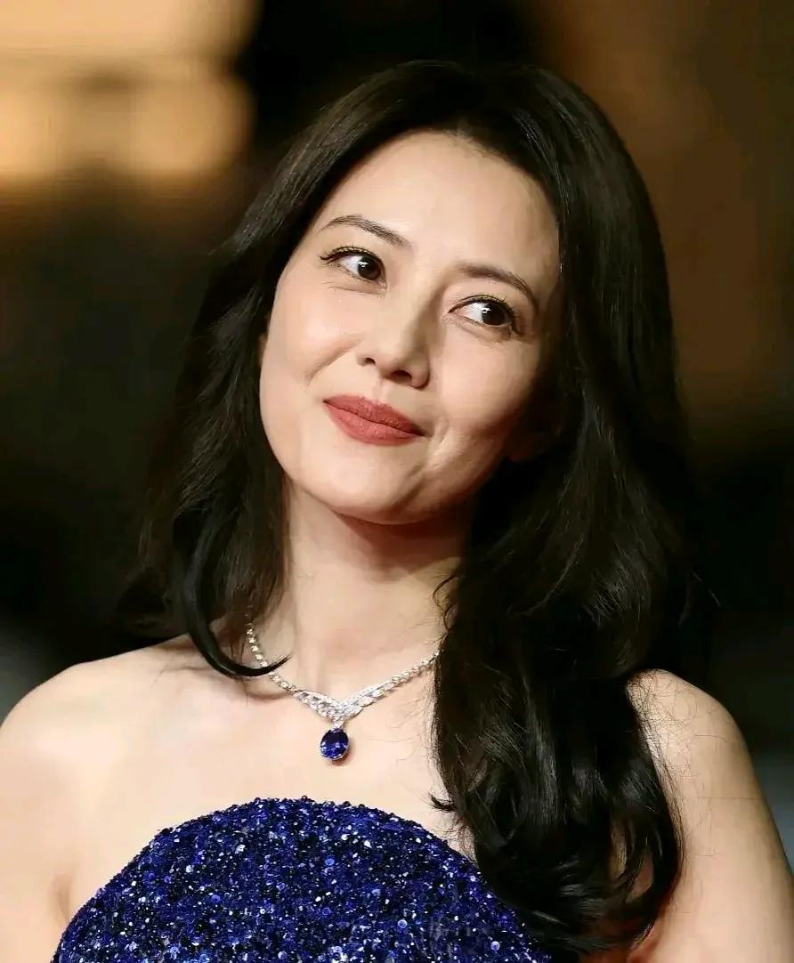 长发是很多女星的执念，比如高圆圆。高圆圆该留短发了，如果高圆圆换成短发一定很减龄