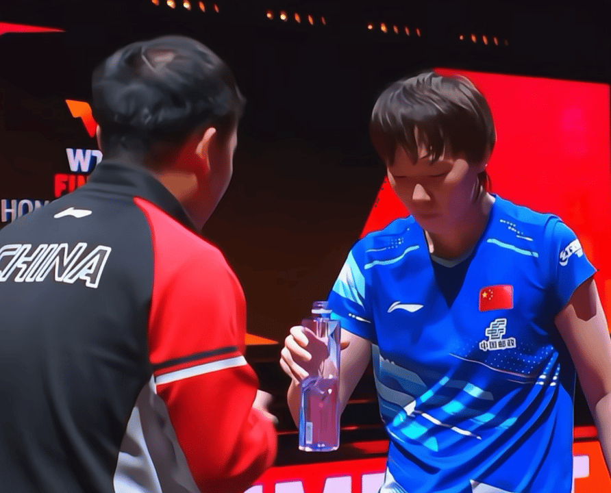 王曼昱培养任浩教练场边时拿水方式！顶级运动员都有自己的秩序感，也就是日常最习惯