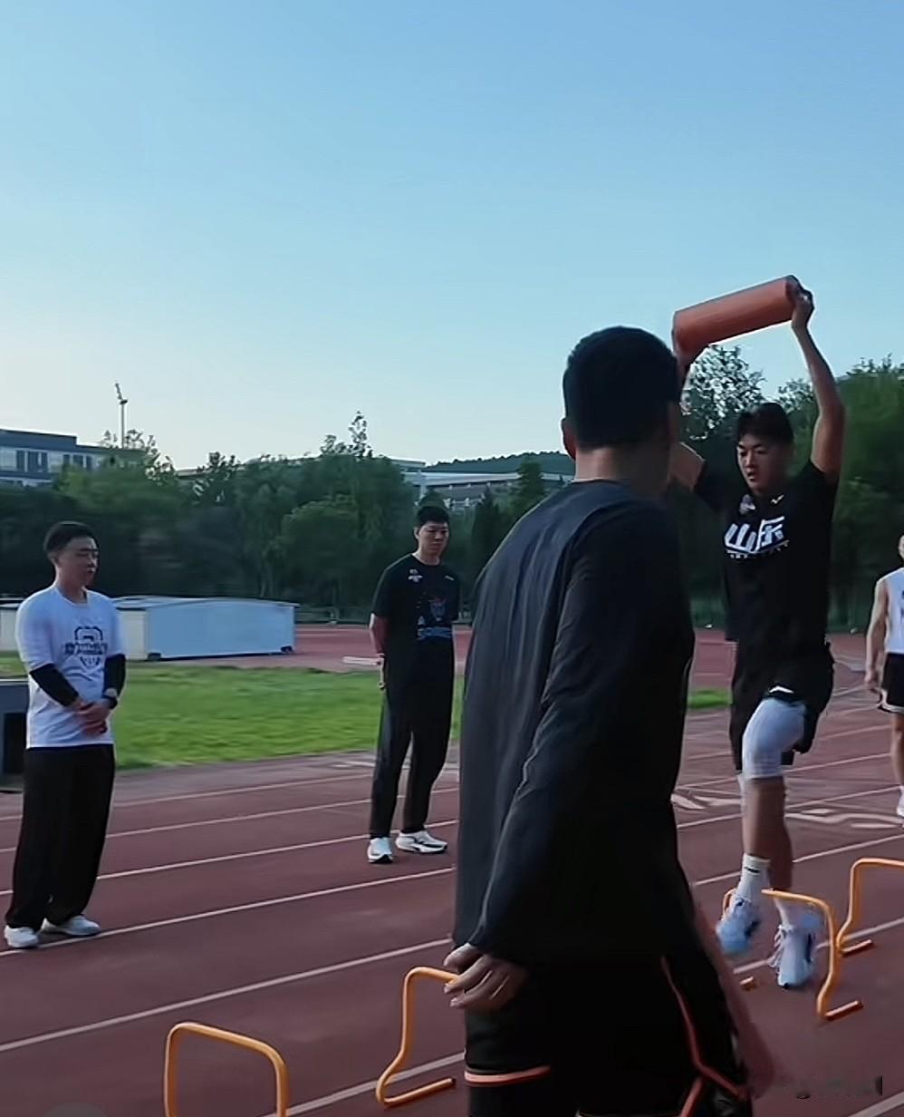 山东男篮集中后，始终在训练中心开展恢复训练。此前，于德豪等四名队员离队，高诗岩在