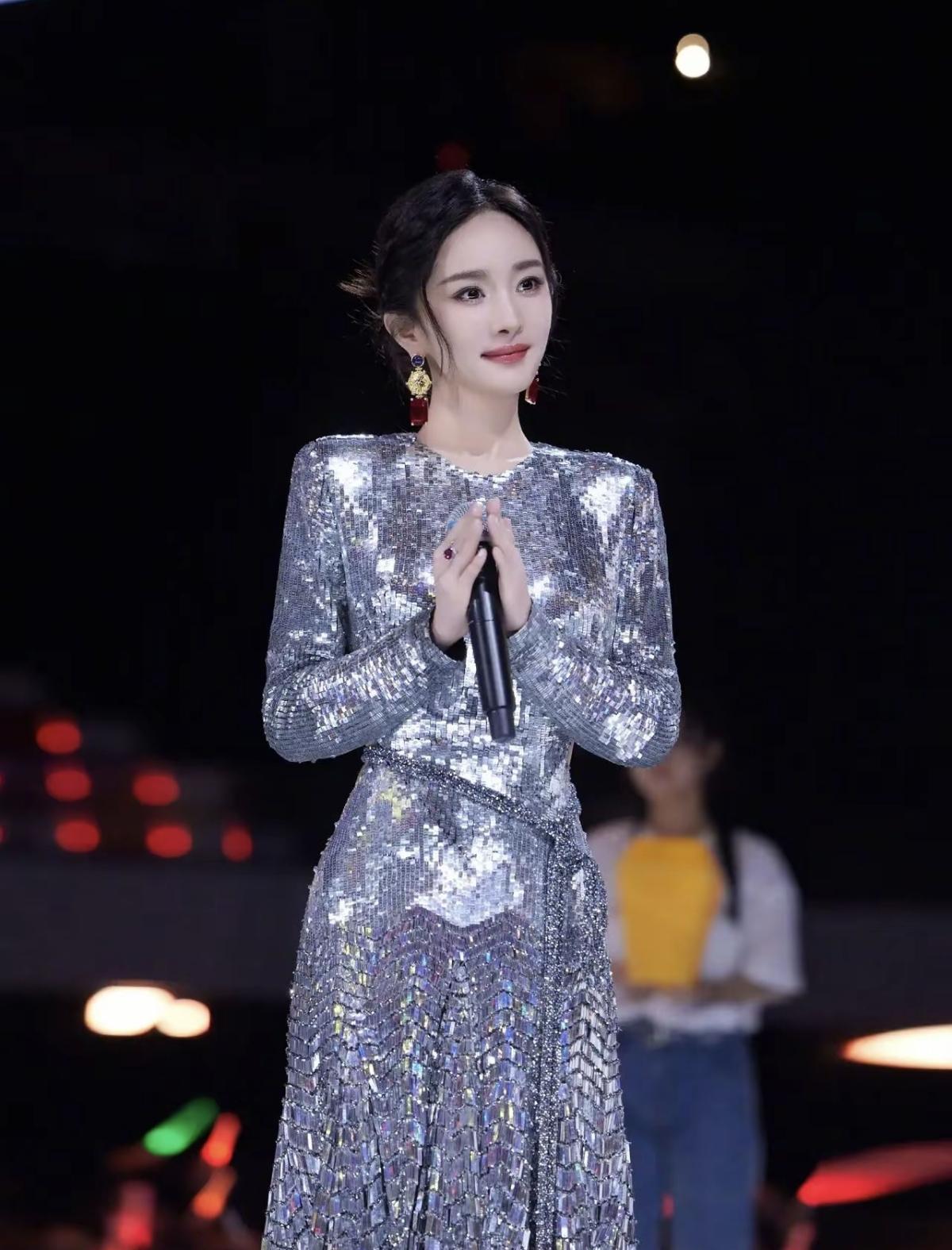 身披银河碎钻，自带星光[赞]杨幂今晚的舞台造型太绝了，亮片长裙把氛围感拉满，每一