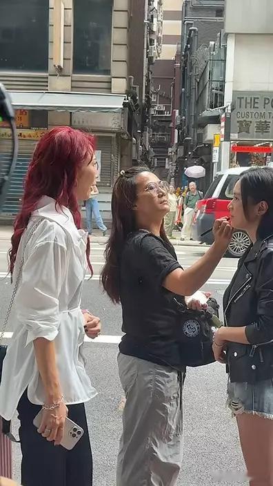 風華背後丨蔡少芬紅髮現身街頭拍劇瘦出骨惹熱議.現年52歲的蔡少芬（Ada），自