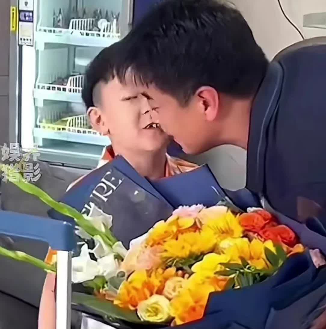 王皓的老婆带着儿子一起迎接王皓回国，儿子率先给老爹送上一束鲜花，一个亲亲。皓嫂也