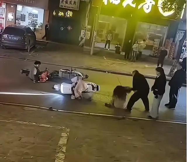 【母亲称因电动车碰撞女儿被打致骨裂】警方回应男子持拖鞋猛扇女孩近日，有多名河南
