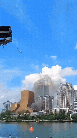 10月1日国庆，柳州老地王五星西街风情港对面那里起火了，辛苦消防人员的付出