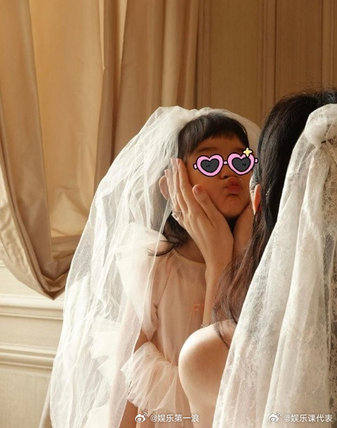 奚梦瑶婚礼抱儿女合照奚梦瑶晒婚礼与儿女合照，幸福！