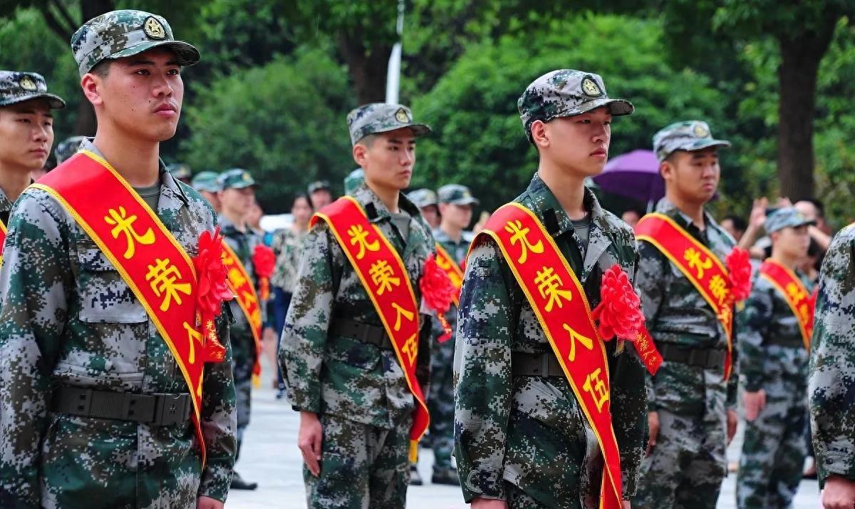 战友老罗入伍前，母亲对他千叮万嘱：“在部队一定要好好干，争取早日提干！”老罗重重