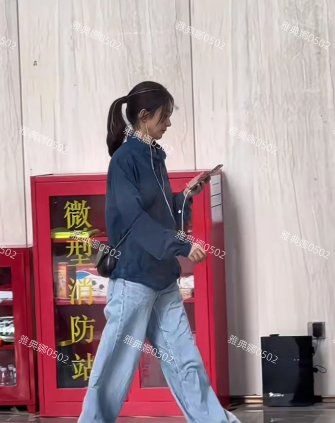 重庆偶遇女星赵丽颖，个子不高，晒黑了很多，瘦瘦小小的，素颜不惊艳，本人不年轻，能