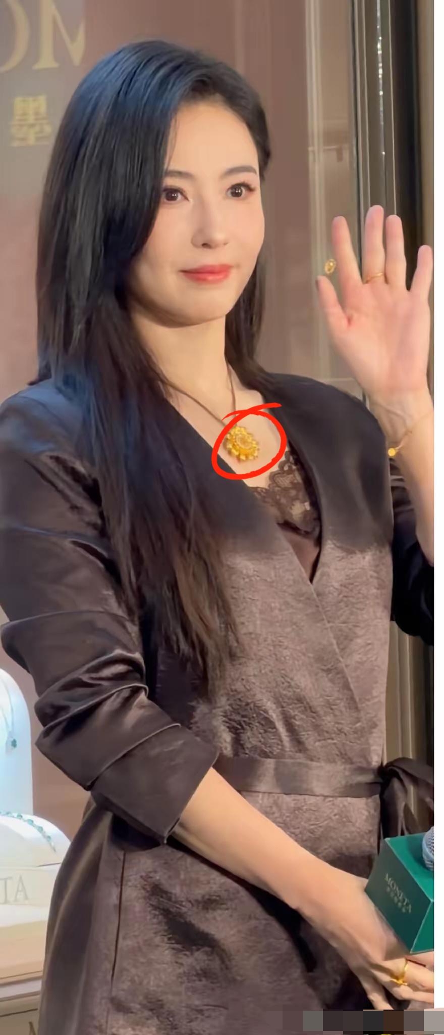 谁能被张柏芝这次活动造型狠狠惊艳到？全场焦点根本不是她绝佳状态，而是那条吸睛