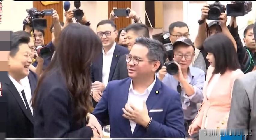 郑丽文、黄健豪握手言和，相逢一笑泯恩仇，在场立委会心大笑。今天郑丽文受党团总傅
