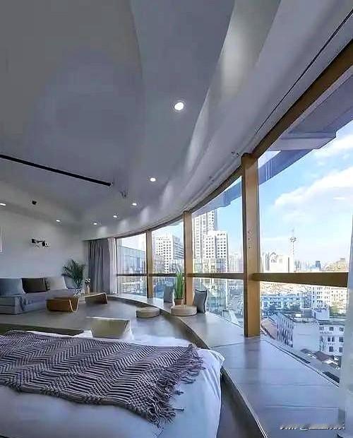 冲上263米才发现，东方明珠塔顶根本睡不了人。所有人都幻想过在亚洲最高旋转餐厅