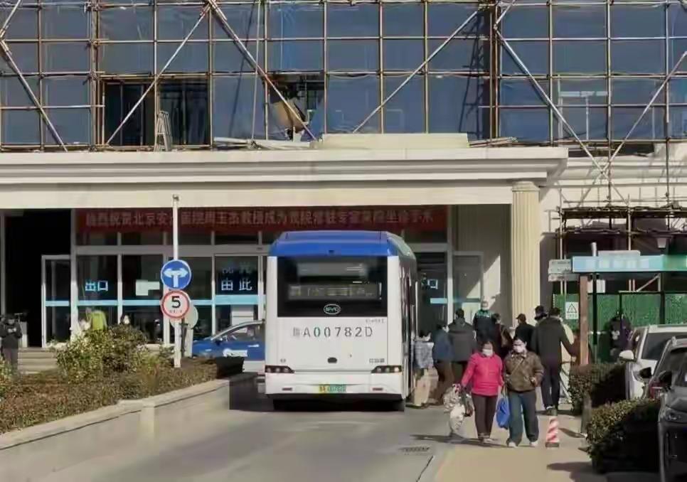 居然让公交车直接开到门诊楼下，难怪济南市立三院升级成三甲了。话说之前市立三