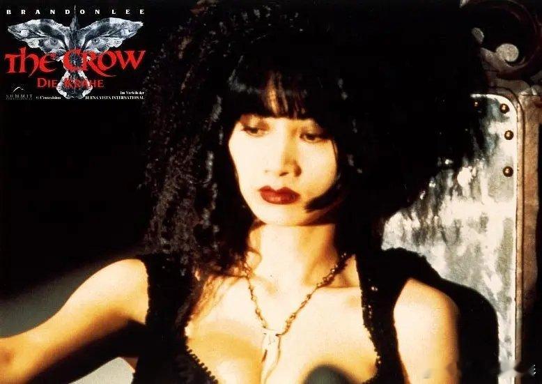 电影推荐怀旧经典美国动作惊悚《乌鸦》1994相传，乌鸦能带领人的灵魂穿越阴阳。