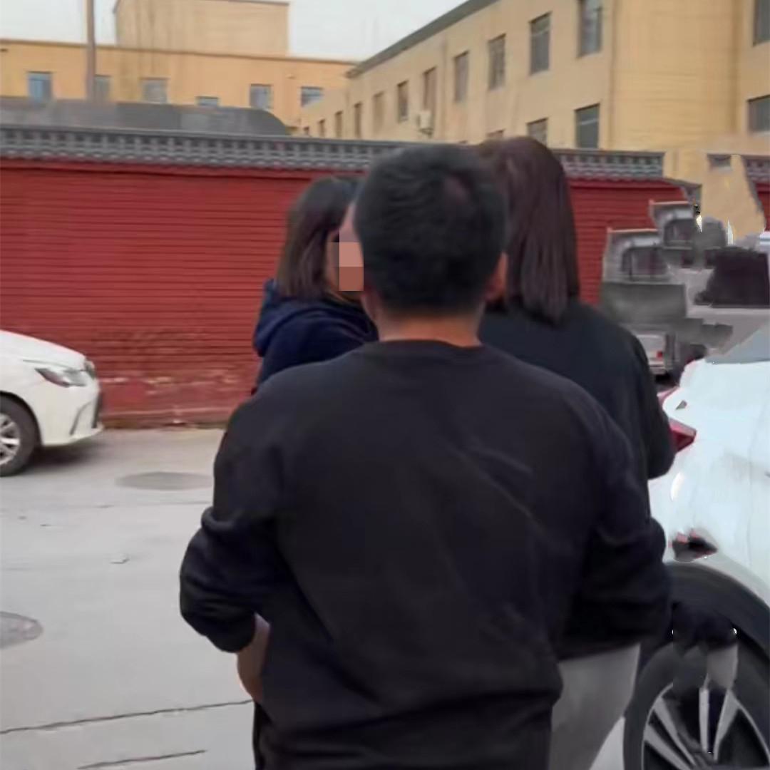 昨天大中午的，我家楼上301和401两家打起来了，原因是四楼孩子大中午不睡觉，在