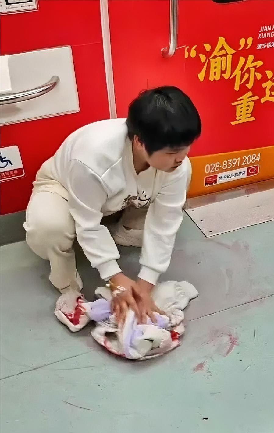 泪目了，重庆，22岁女孩在地铁上突然身体不适吐血，换做一般人估计都慌了，但她没有