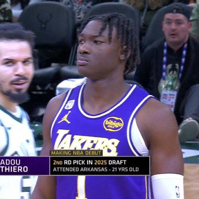 强壮版范德彪？湖人新秀蒂耶罗亮相！对阵雄鹿的比赛，蒂耶罗终于迎来NBA首秀，