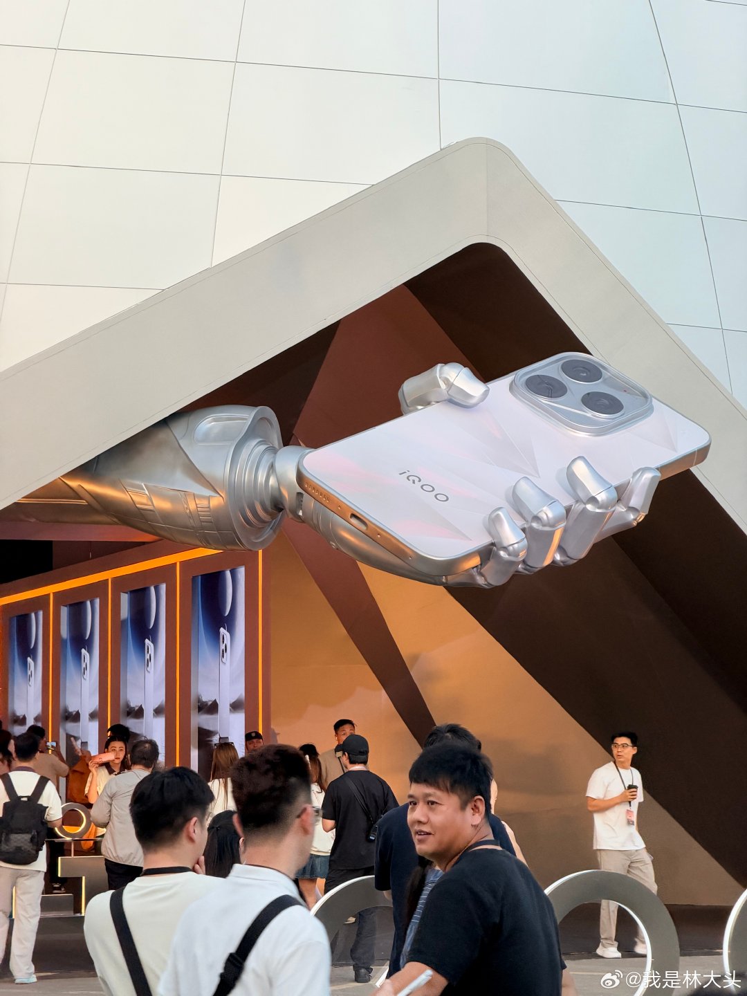 在iQOO16发布会现场还遇见了副总裁娟姐她一直跟我分享她刚做的芯片小手办，说里面放了一片第六代骁龙