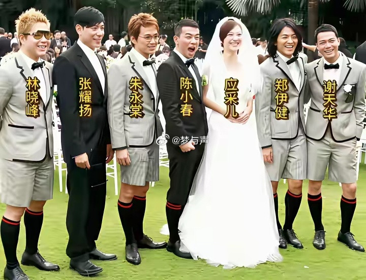 很想知道陈小春结婚时咋想的，是不是因为伴郎团颜值太高，才选了这种伴郎服，像临时组