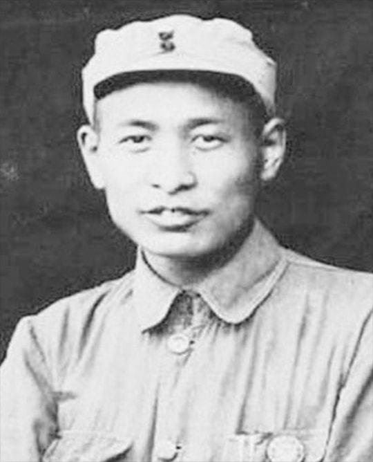 1947年，一个排长拦车打伤了华野副主任钟期光，王必成下令枪毙，钟期光怒斥。华野