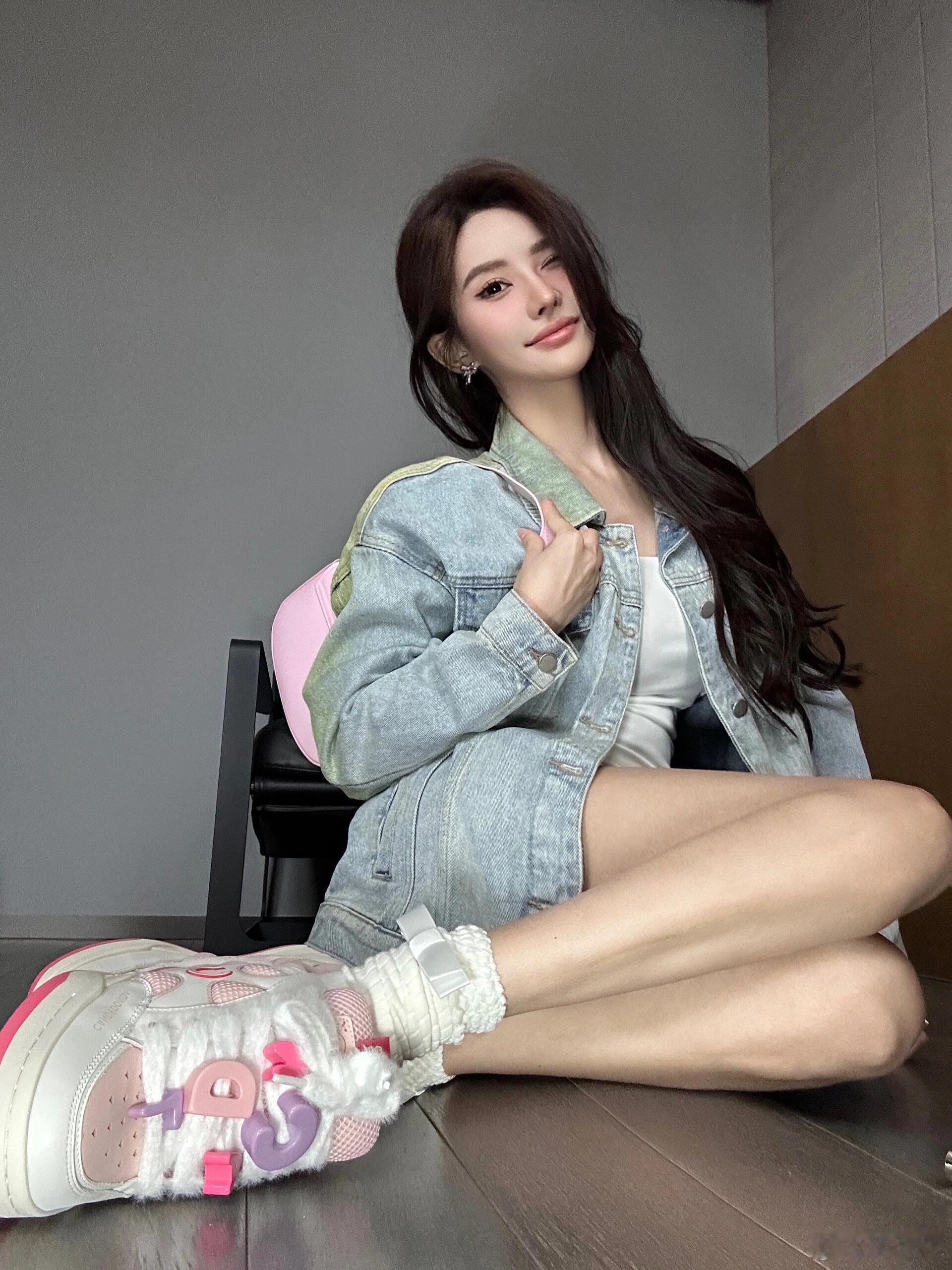 今天系草莓长腿女孩​​​