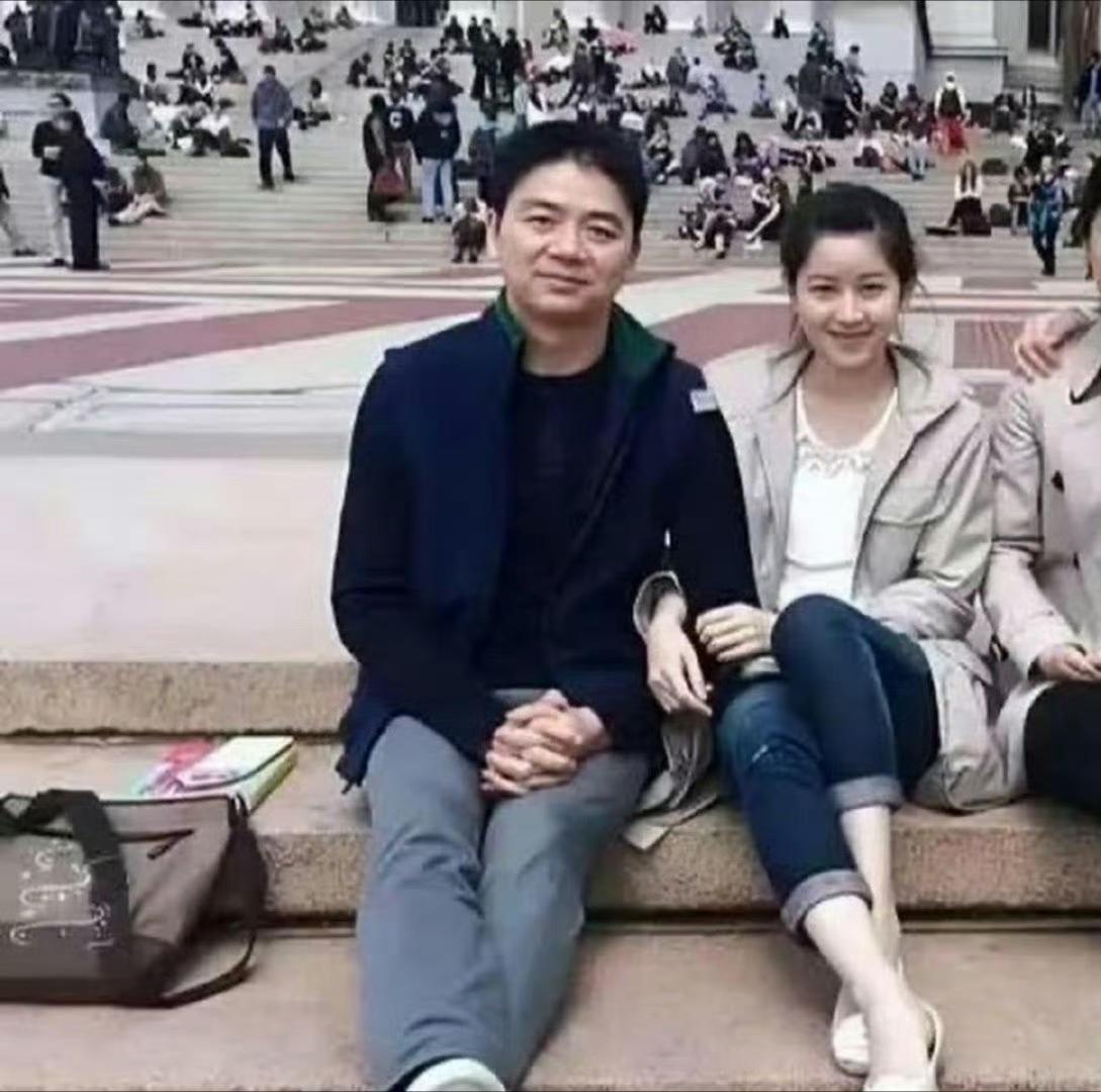 没想到刘强东还有这一面。一直以为强哥这样的大老板都是严肃认真不苟言笑的，没想到