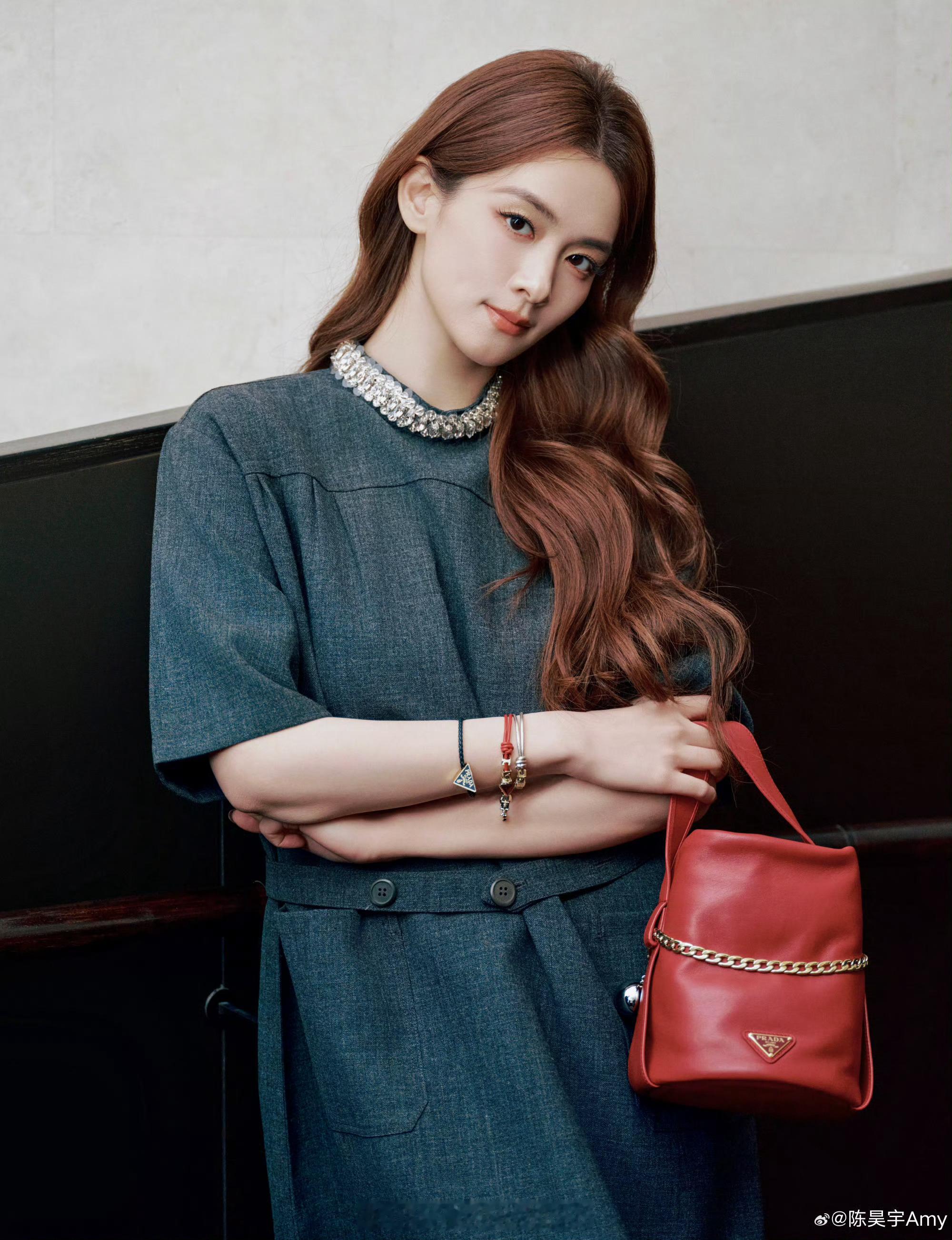 陈昊宇PRADA新大片，今天是知性女神，好米。