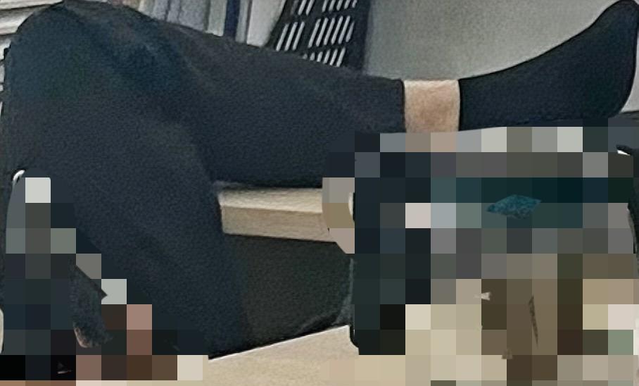 办公室里总有那么些特别让人无语的人，每天一上班就掏出小手机，玩起游戏来就没完没了