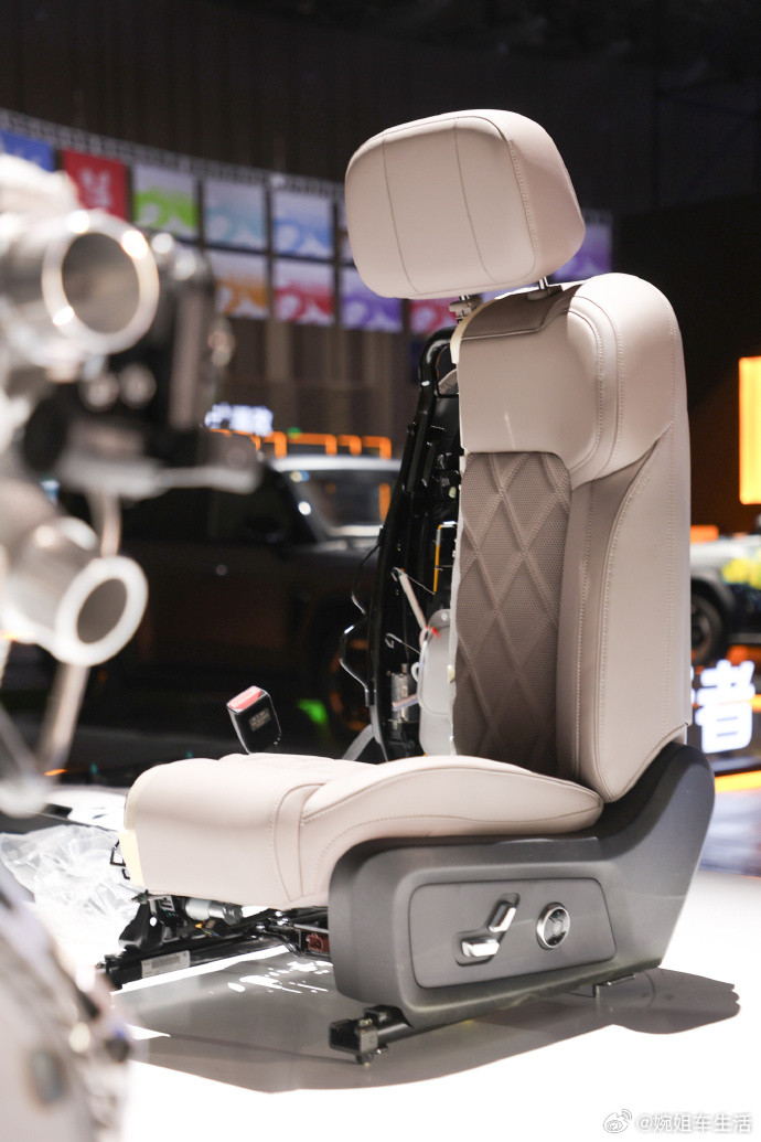 捷途这波操作挺实在的！旅行者燃油版12万出头，C-DM混动版15万起，价格挺香。