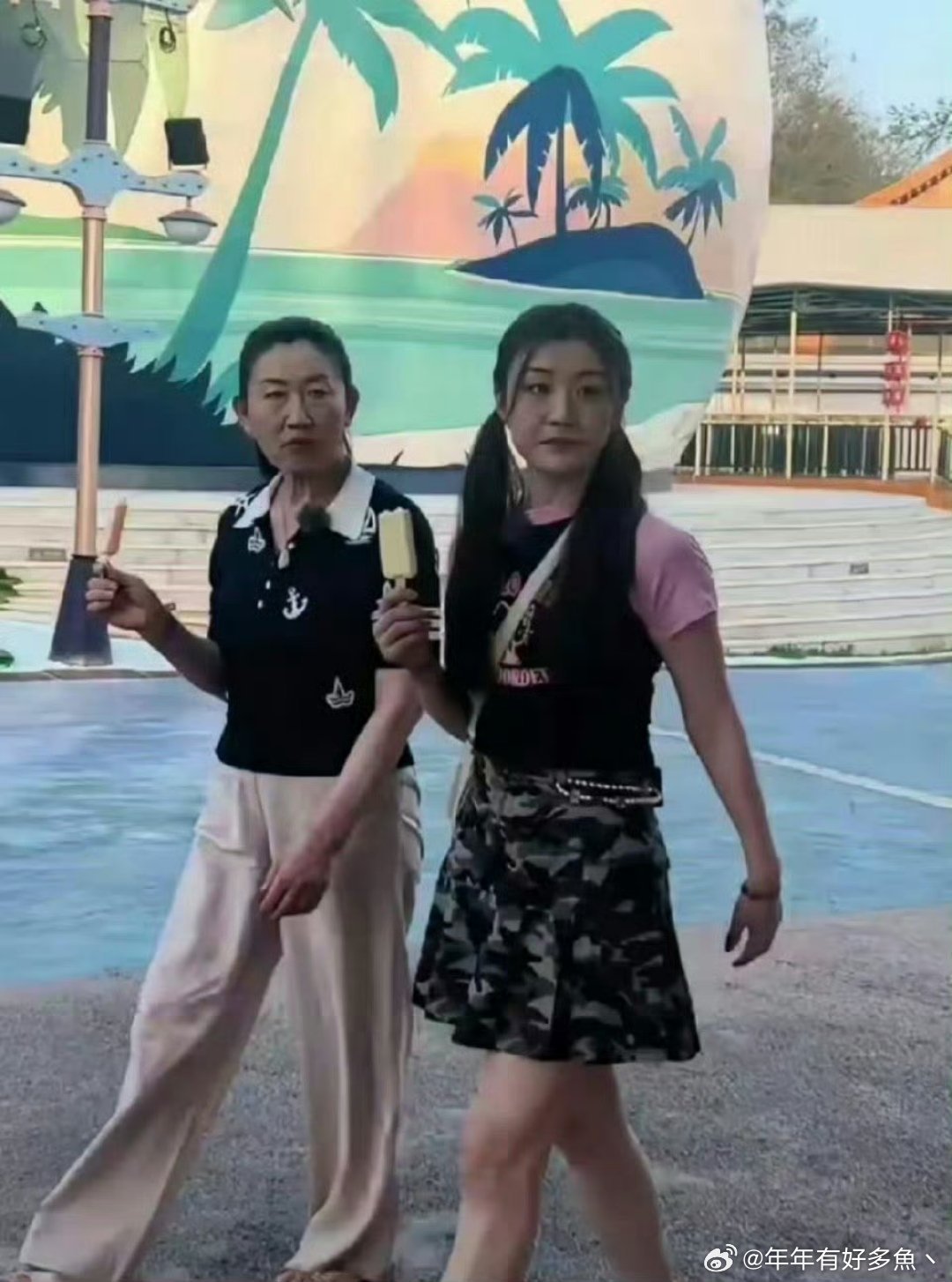 海南偶遇陈梦母女，陈梦和她妈妈长得好像，尤其是那眼神