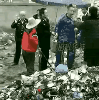 谁也没想到，后面那个人能下死手，太鲁莽了。本来是农村的一个再普通不过的纠纷，警