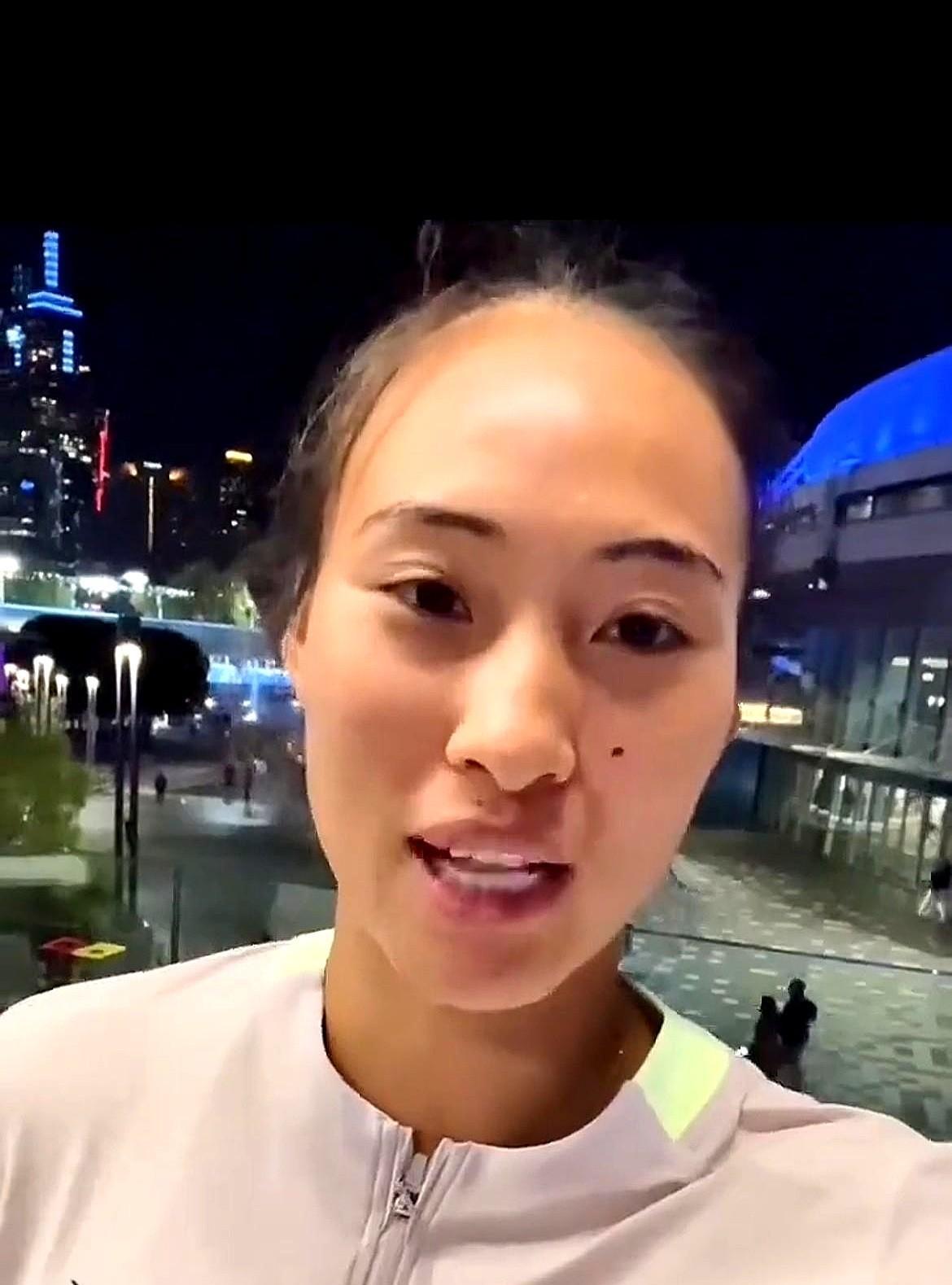 深夜的社交媒体上，一段自拍视频悄然刷屏。身着宽松运动服的郑钦文对着镜头微笑，略