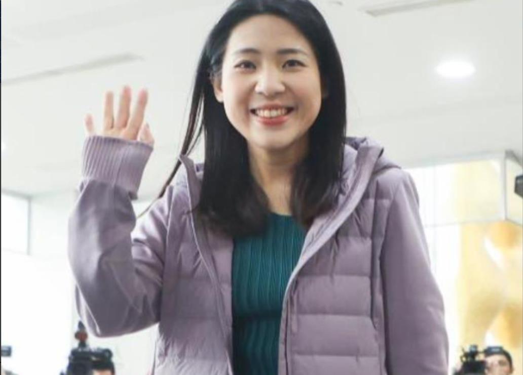 台湾网红“馆长”大陆行进入第4天，“馆长”一行人今中午在上海某餐厅吃汤包，期间有