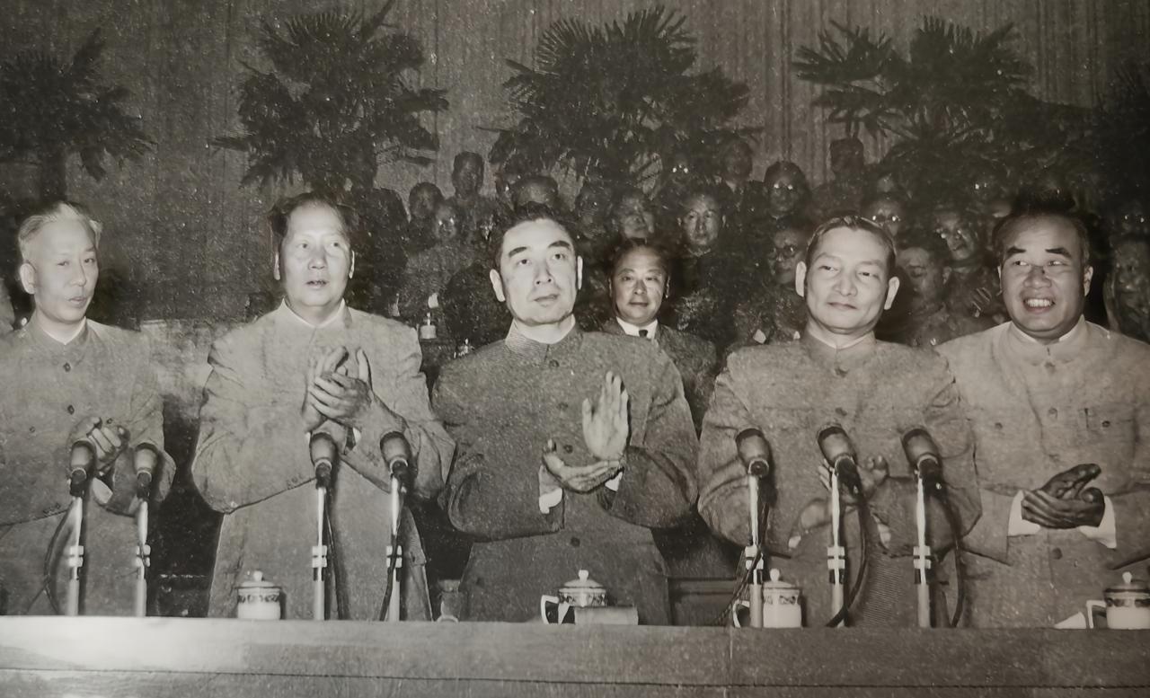1956年党的八大选出了领导核心，一位党的主席，即伟大领袖毛主席。四位党的副主席