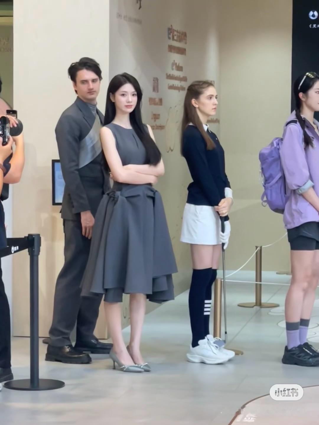 人群中的大美女感（车模板板酱cr.woo浪嘿​​​