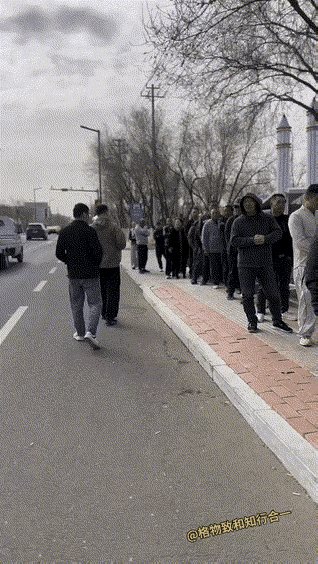 蒙古国大使馆门前居然也排队了？按公知的说法，这一定是蒙古比中国好，所以这些人