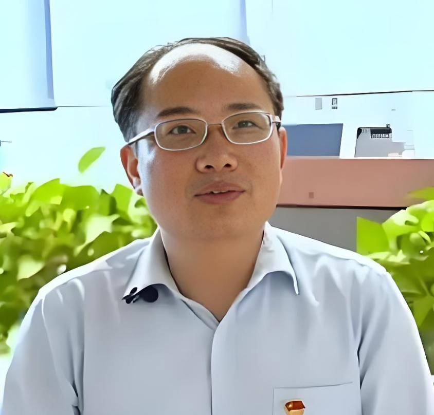 郭伟，一名普通高中生，摇身一变成为美国加州大学博士、德国国家科学院高级研究员，江