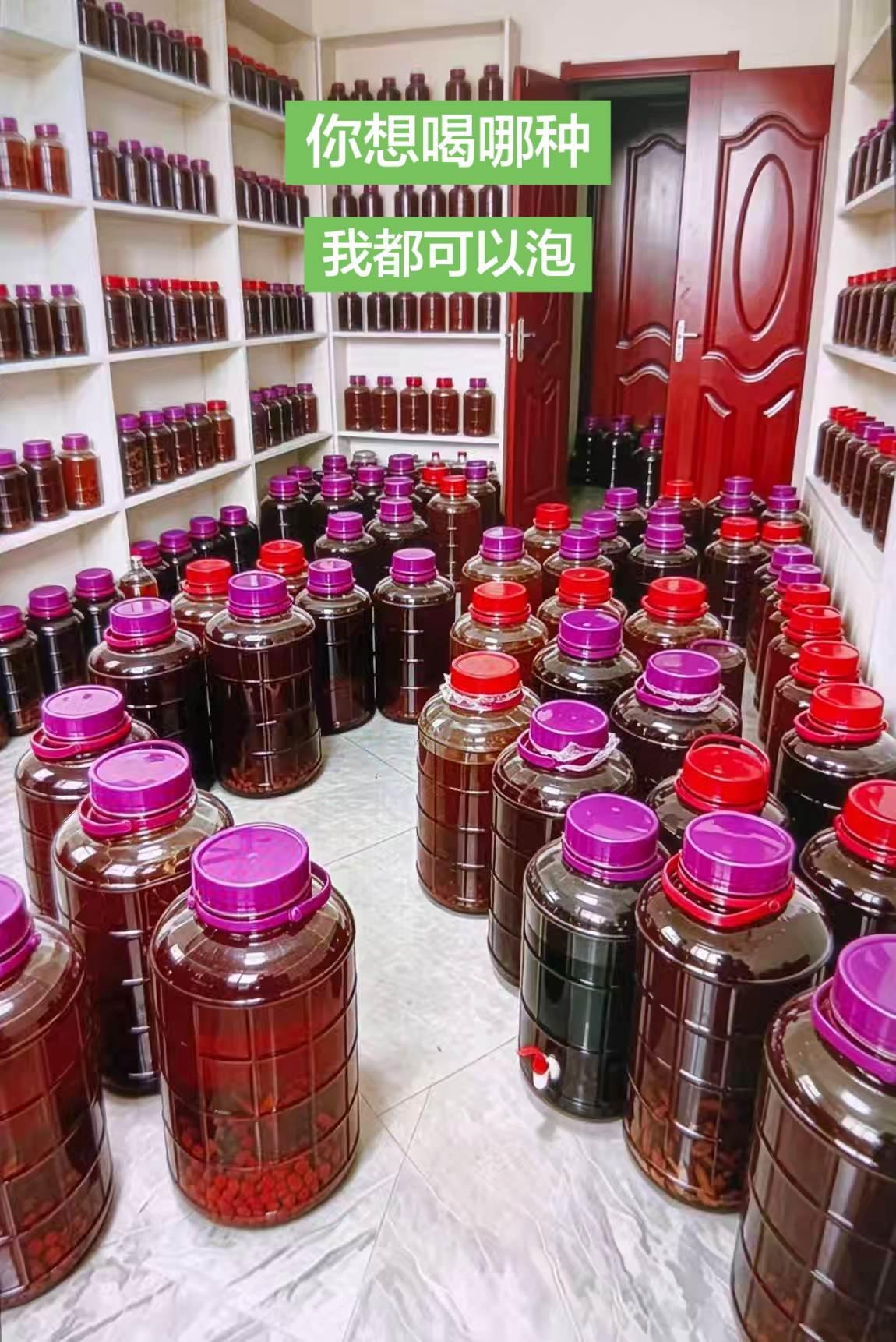 我这道士除了修行，就是喜欢泡各种各样的药酒了，啥酒都可以泡，学泡酒也有十几年啦，