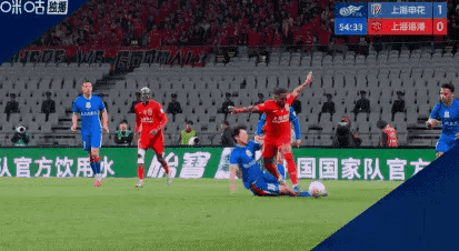 激烈还是惨烈，弹尽粮绝。一场比赛四人伤退，其实这才是让海港球迷更无奈的。上海