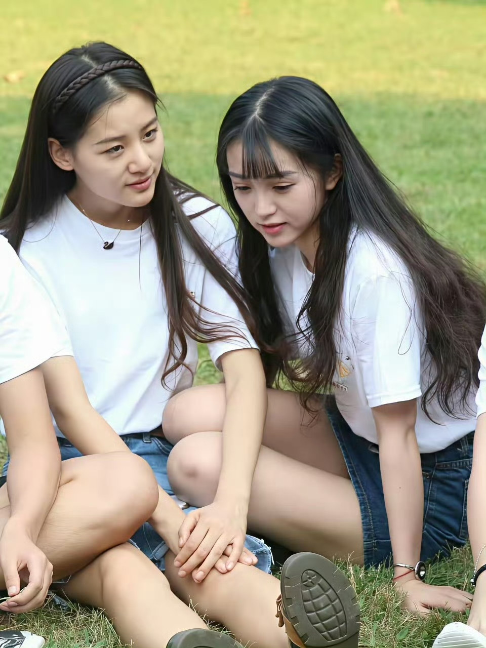田曦薇早前和同学团建照片，那时候的她脸上还有一点婴儿肥，笑起来还有小酒窝好甜好可爱
