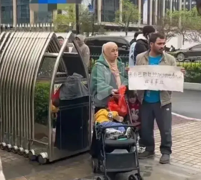 留学生的管理应该更严格，不能让某些外国人钻空子进来，但更要注意某些国人里应外合来