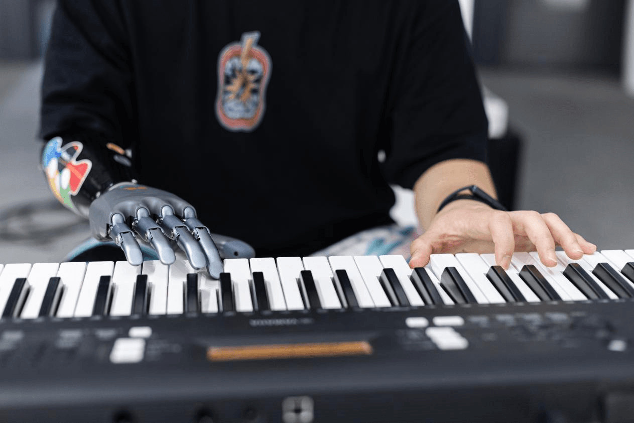 强脑科技创始人感谢马斯克、Altman推动脑机接口产业爆发3月22日，在中国发展