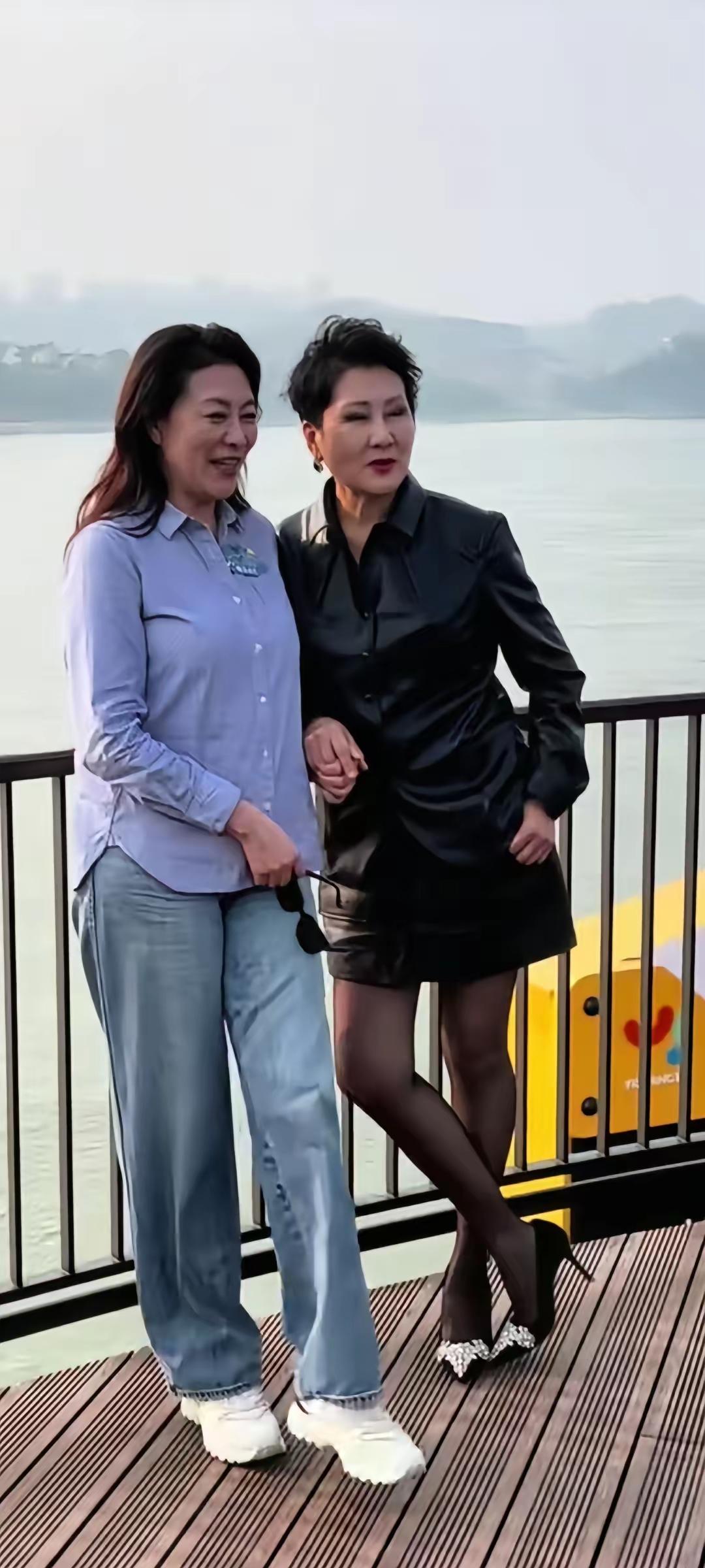 11月11日，张凯丽与岳红再次合影，见证友情！原来她俩的关系这么好，犹如亲姐妹