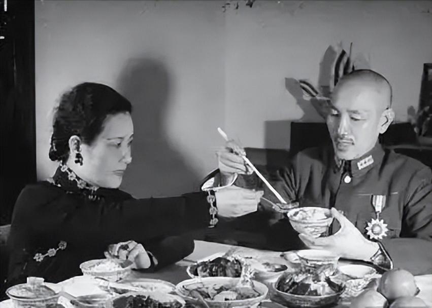 蒋介石这个人有很多讲究，比如：不抽烟、不喝饮料、不喝酒、更不品茶，平时就喜欢喝3