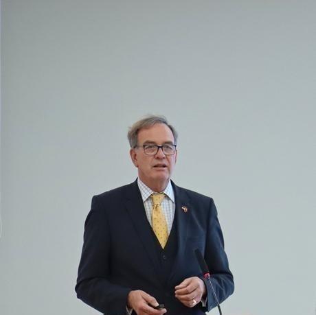 德国：中美打不起来了，因为打了也白打！日前德国教授坦率指出：美国不是害怕中国，也