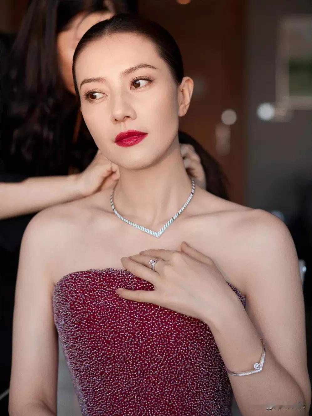 高圆圆一袭红裙美翻！40+状态封神谁懂啊！高圆圆最新活动造型杀疯了✨