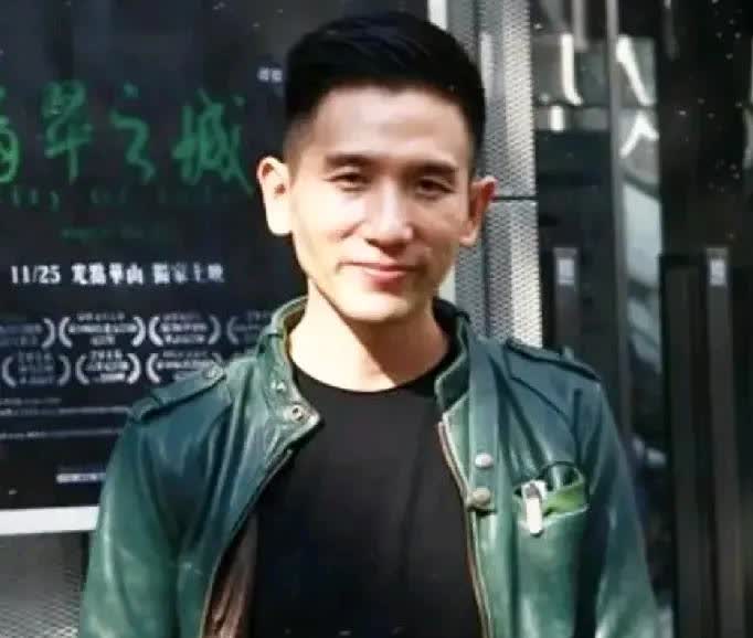 全网火力全开，开始扒赵德胤。有研究他面相的。有问奶奶的。奶奶说这个人目的性极强。